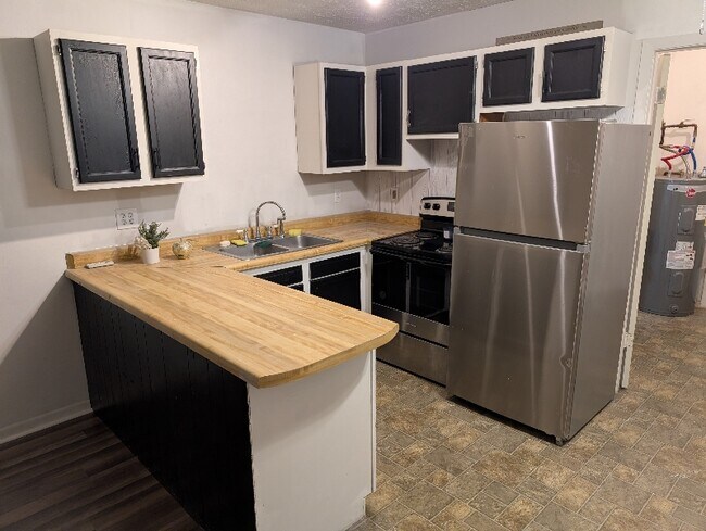 Building Photo - 731 Cave St