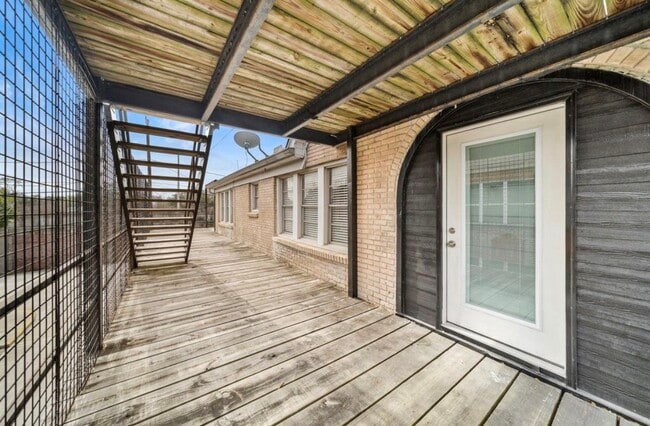 Building Photo - 1633 Castle Ct