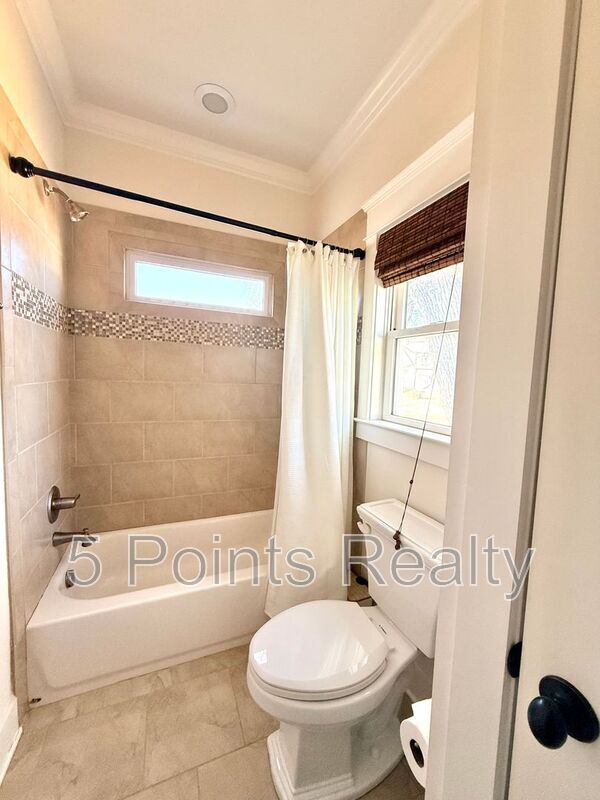 Building Photo - 2209 10th Ave S