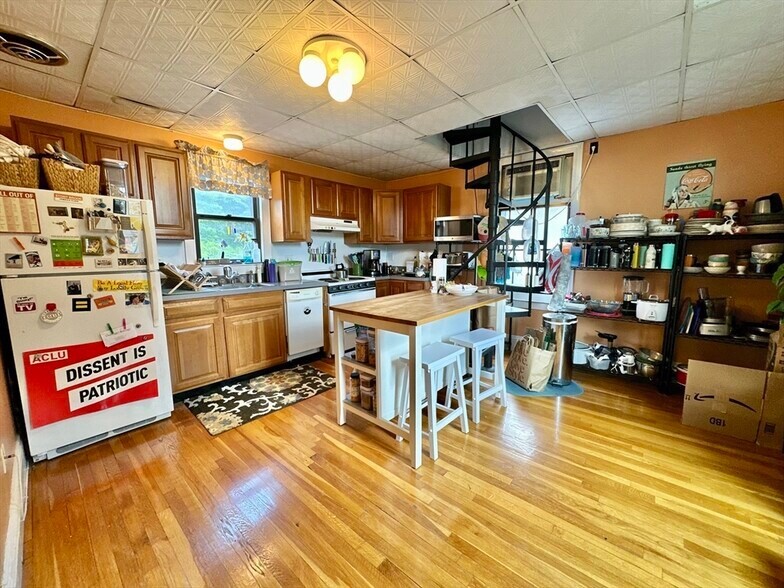 Building Photo - 512 Centre St