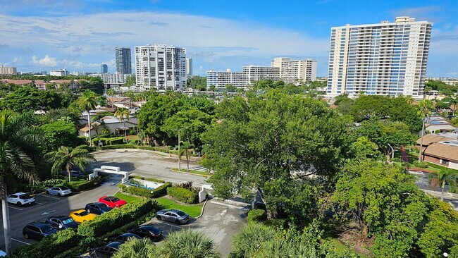Building Photo - 400 Leslie Dr