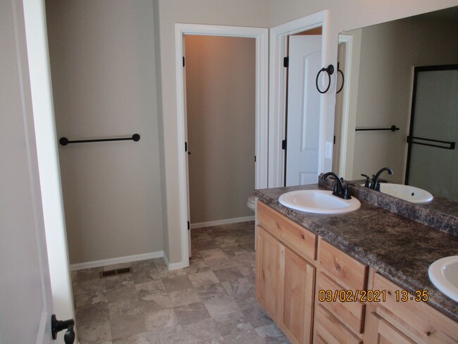 Building Photo - 4 Bed, 2.5 Bath - 2 Story Home in Windsor'...