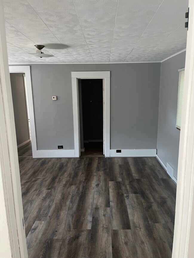 Building Photo - 915 Main St E