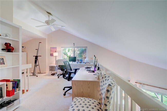 Building Photo - 233 NE Edgewater Dr