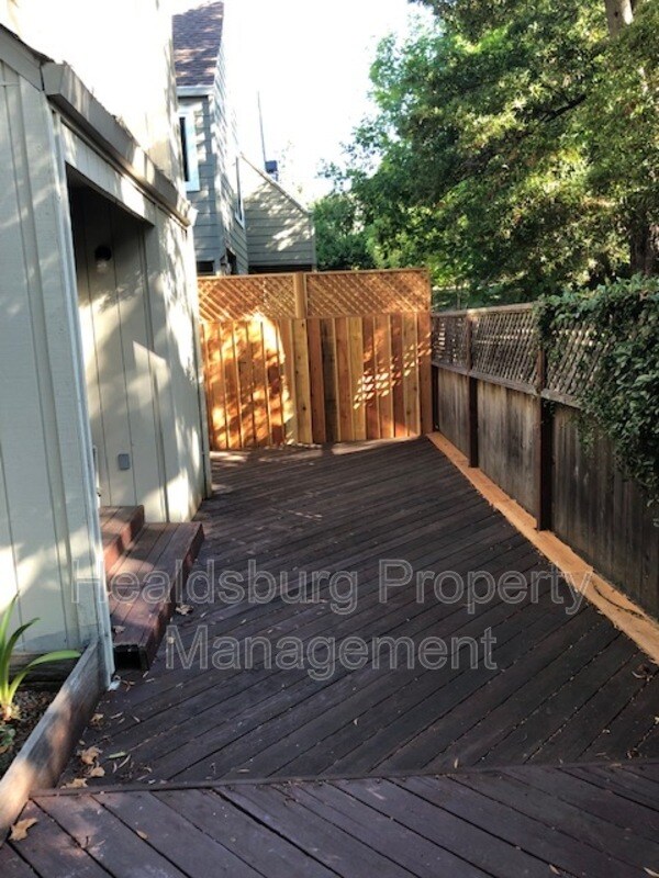 Building Photo - 1304 Foothill Dr