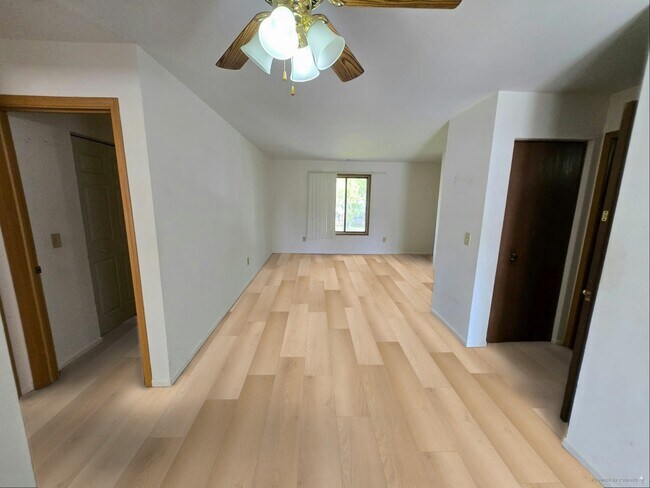 Building Photo - 460 Echo Ln