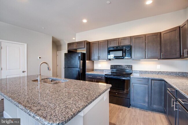 Building Photo - 6110 Sawgrass Ct