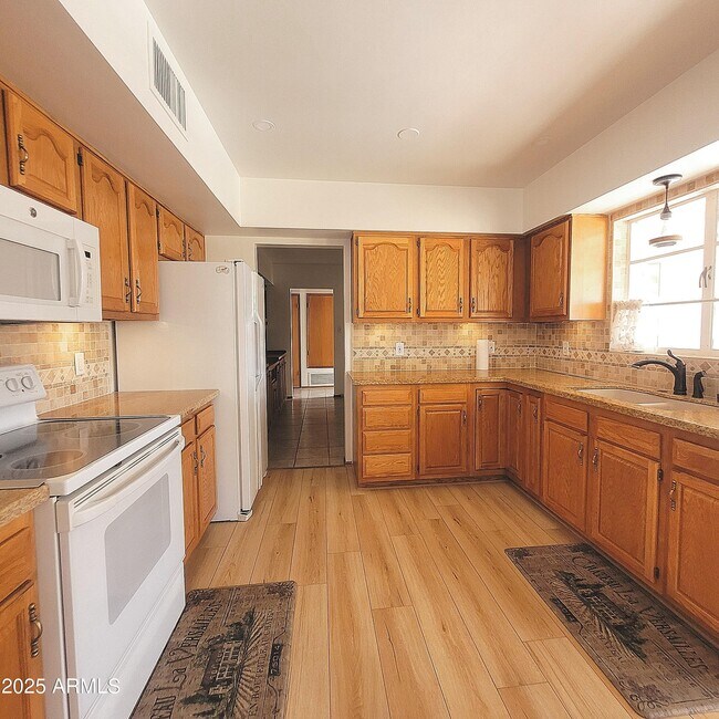 Building Photo - 8229 E Cambridge Ave