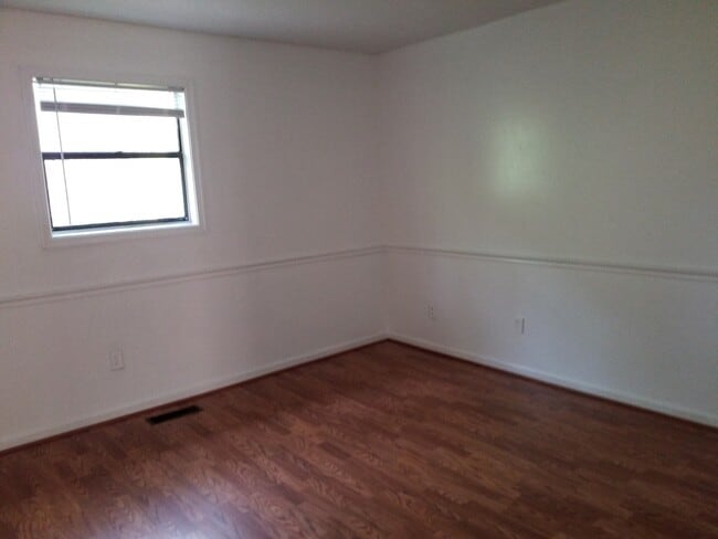 Building Photo - VISTA COURT!  2 Bedrooms/Lower Level Bonus...