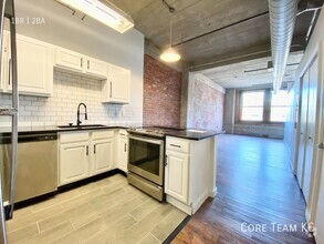 Building Photo - Renovated 1 Bed + Bonus Room in Downtown!