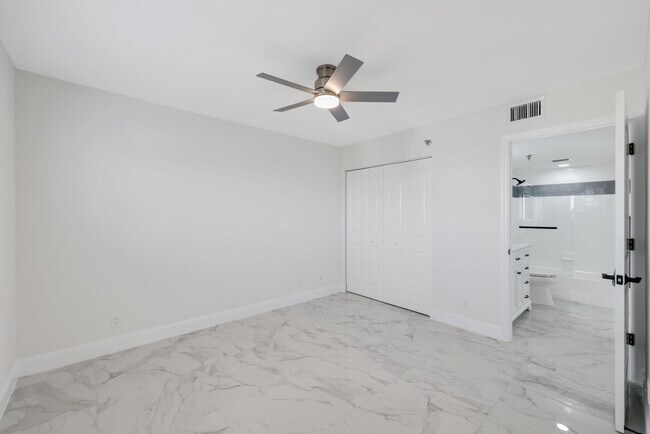 Building Photo - 7290 Kinghurst Dr