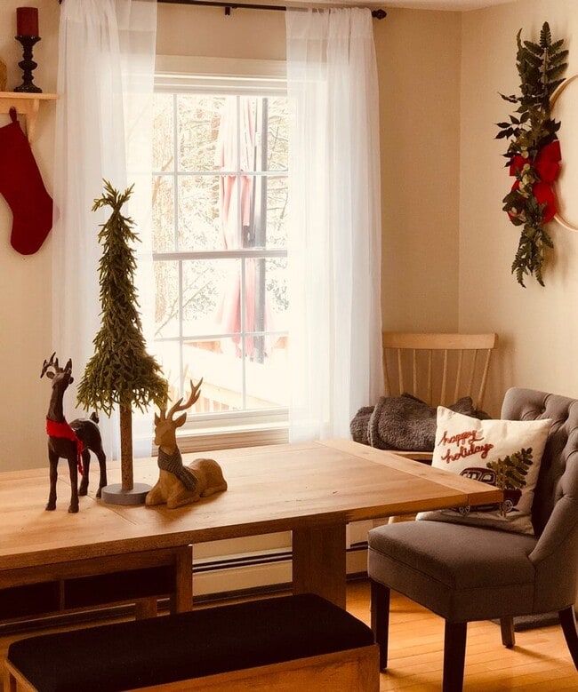 Building Photo - Sublet available now to May. Stunning 5 be...