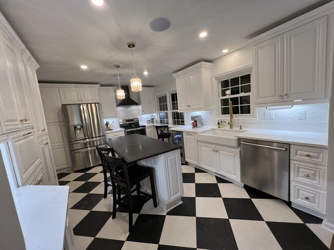 Building Photo - 989 Colonial Dr