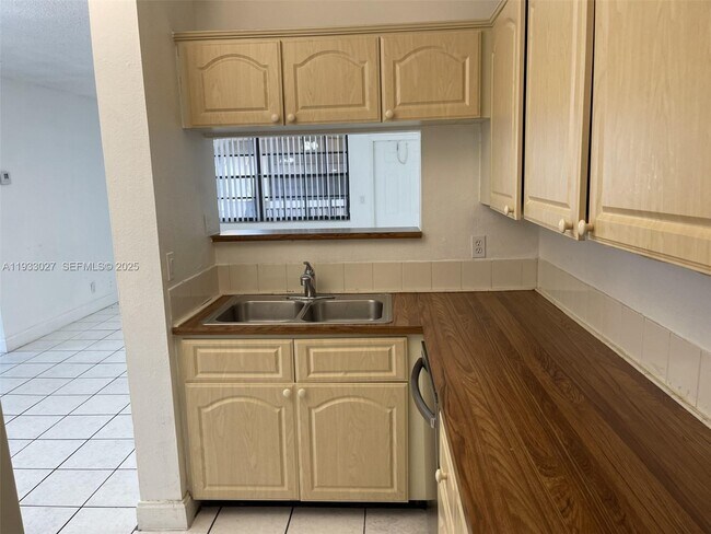 Building Photo - 2632 Riverside Dr