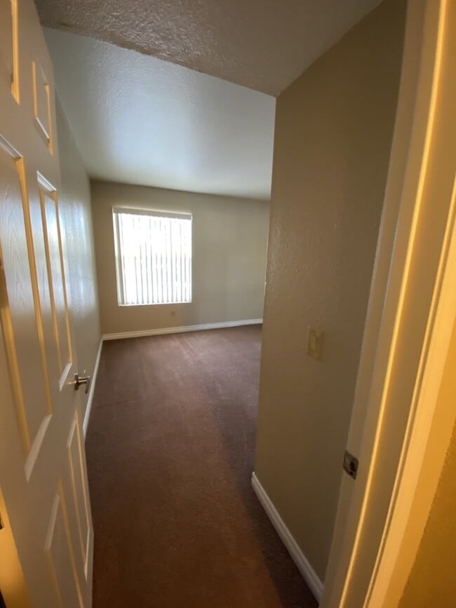 Building Photo - 3 Bedroom 2 bath condo located on second floor.