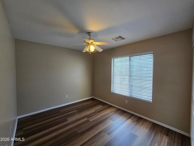 Building Photo - 1074 E Cathy Dr