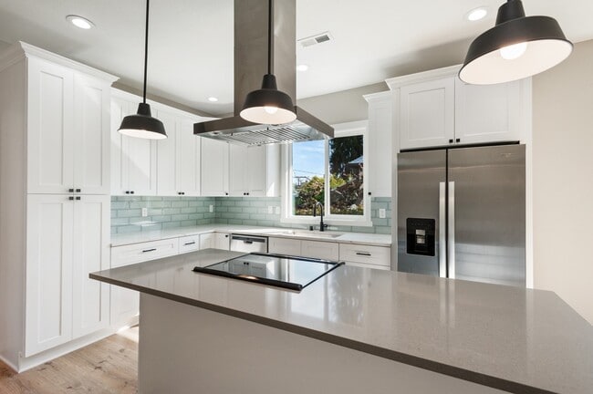 Building Photo - Conveniently located Single-family house available for Rent!