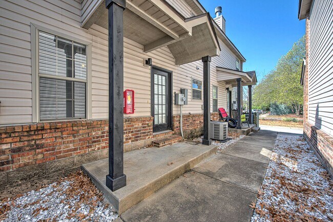 Building Photo - 688 W Sycamore St