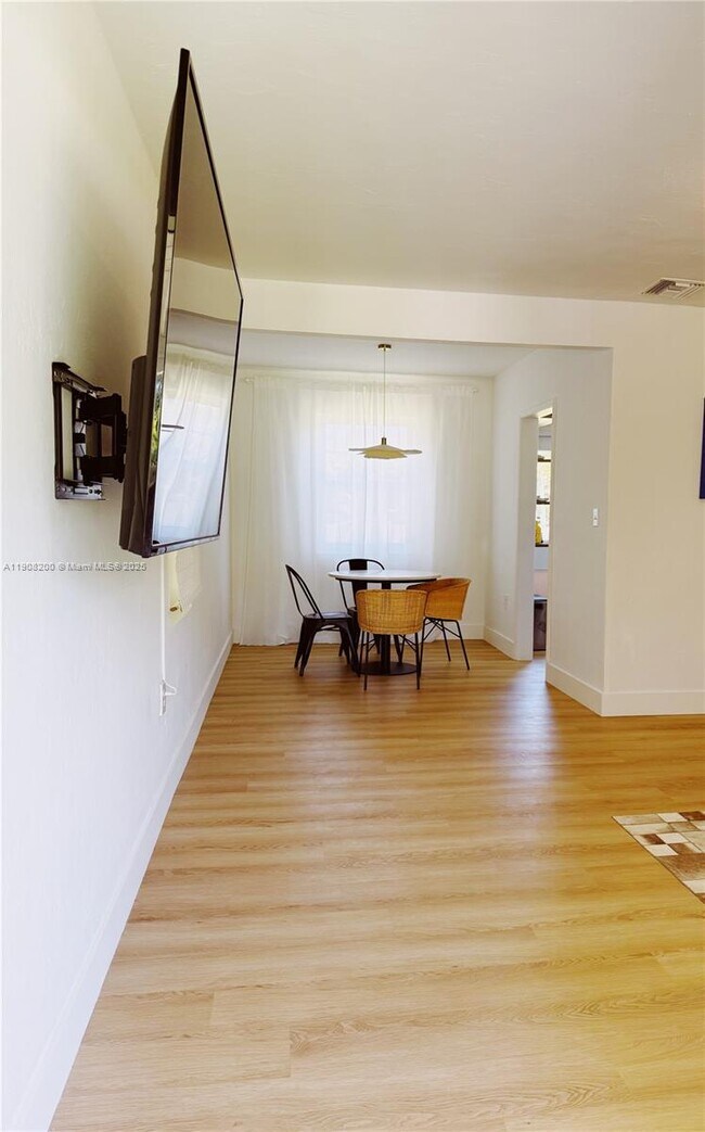 Building Photo - 1075 NE 120th St