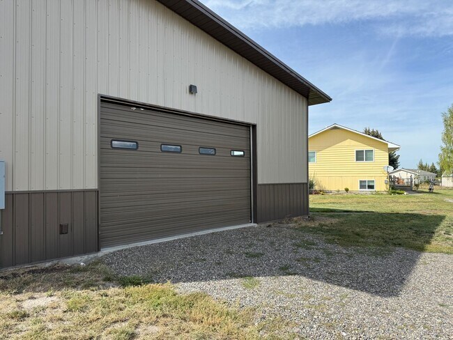 Building Photo - 4 bedroom, 2 bathroom Home off Spring Hill...