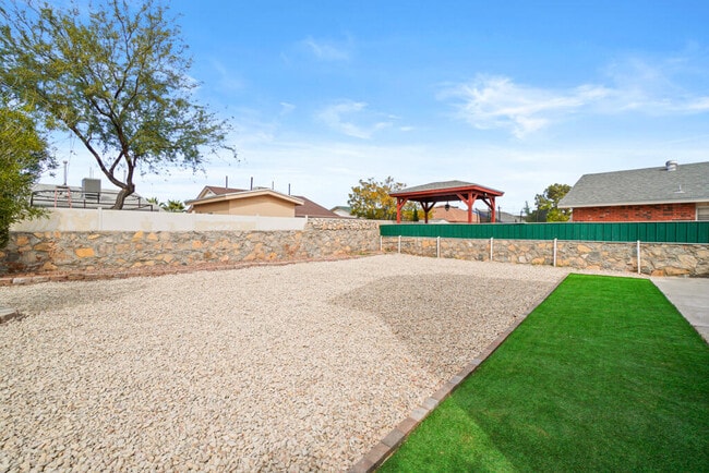 Building Photo - 12115 Royal Woods Dr