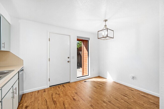 Building Photo - Super Cute North End Place with Garage and Backyard!