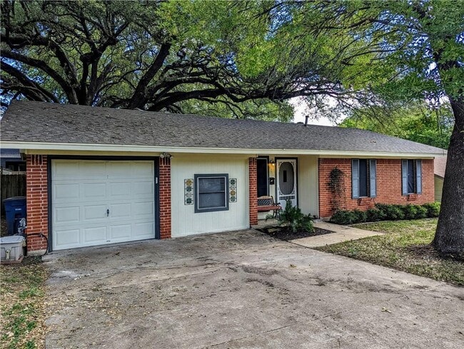 Building Photo - 812 Hill Wood Dr