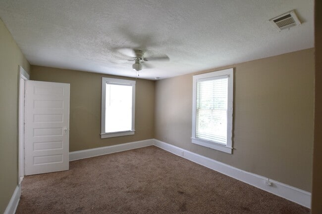 Building Photo - Charming 3 Bed 1.5 Bath Town Home for Rent...