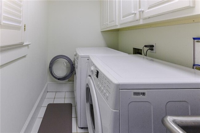 Building Photo - 654 Cresthill Ave NE