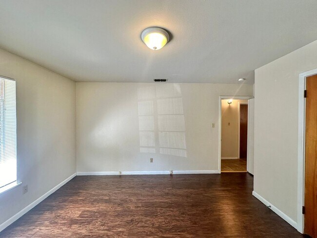 Building Photo - Spacious 3 bedroom 2 bathroom home in Tyler!