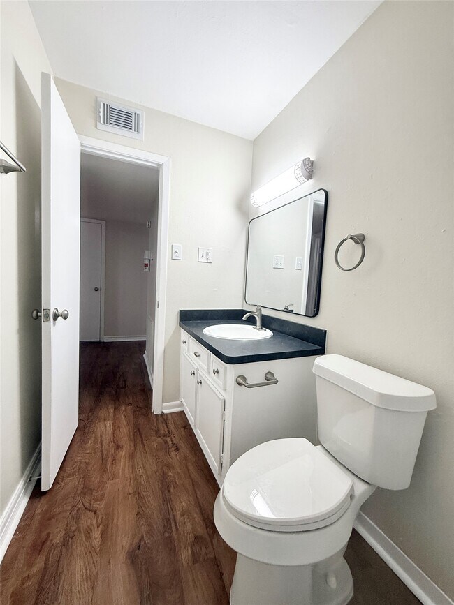 Building Photo - 321 E Cedar St