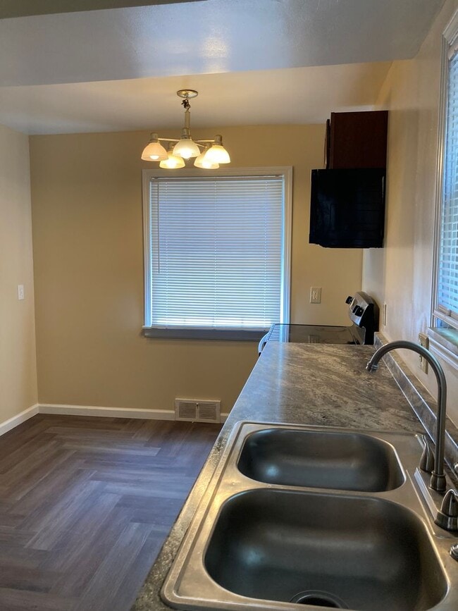 Building Photo - 4 Bedroom South Euclid House for Rent