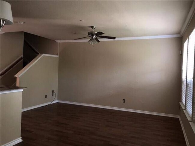 Building Photo - Great Townhome in Prime Locaton