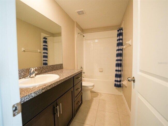 Building Photo - 402 Royal Empress Dr
