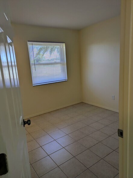 Building Photo - 5752 Espanola Ave