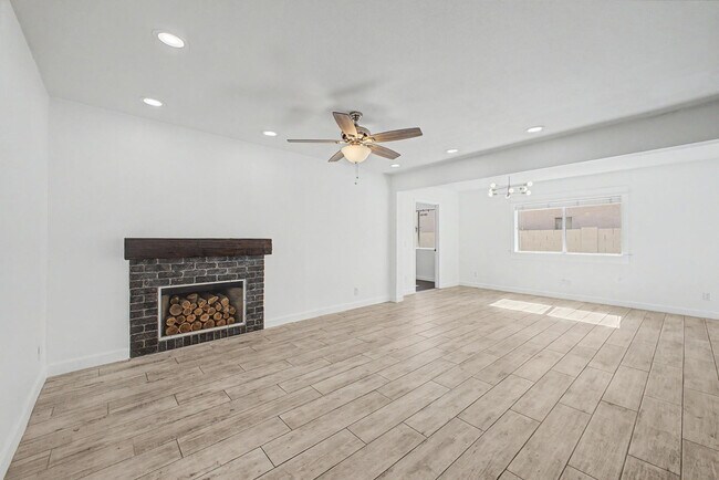 Building Photo - 1006 S Tiago Dr