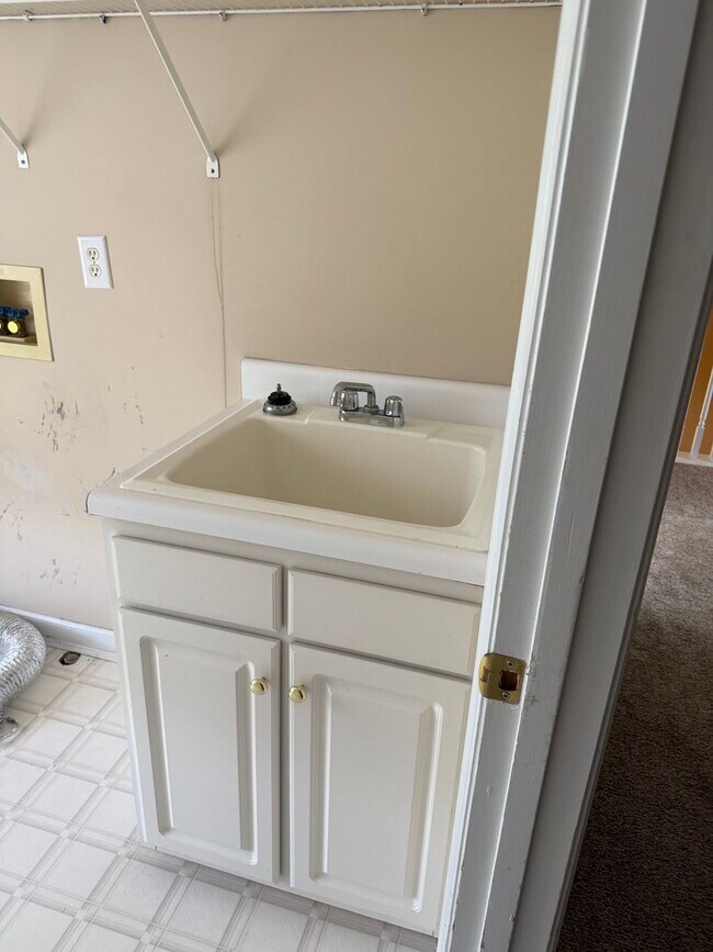 Building Photo - 4BR/3.5BA | Newly Renovated Single Family Home | Large Home is Desirable Pine Run!  Best of Mason