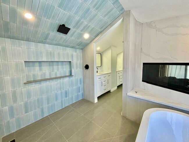 Building Photo - Hollywood Beach | Oxnard | 3 Bed + 3.5 Bat...