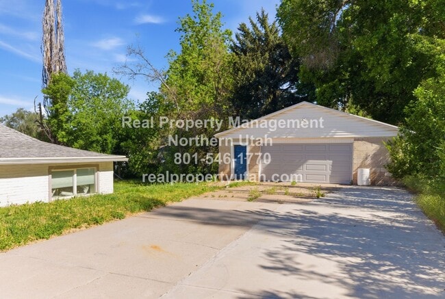 Building Photo - 662 4th St S