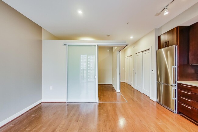 Building Photo - 1 Bed + 1 FB / Luxury Living in the heart ...