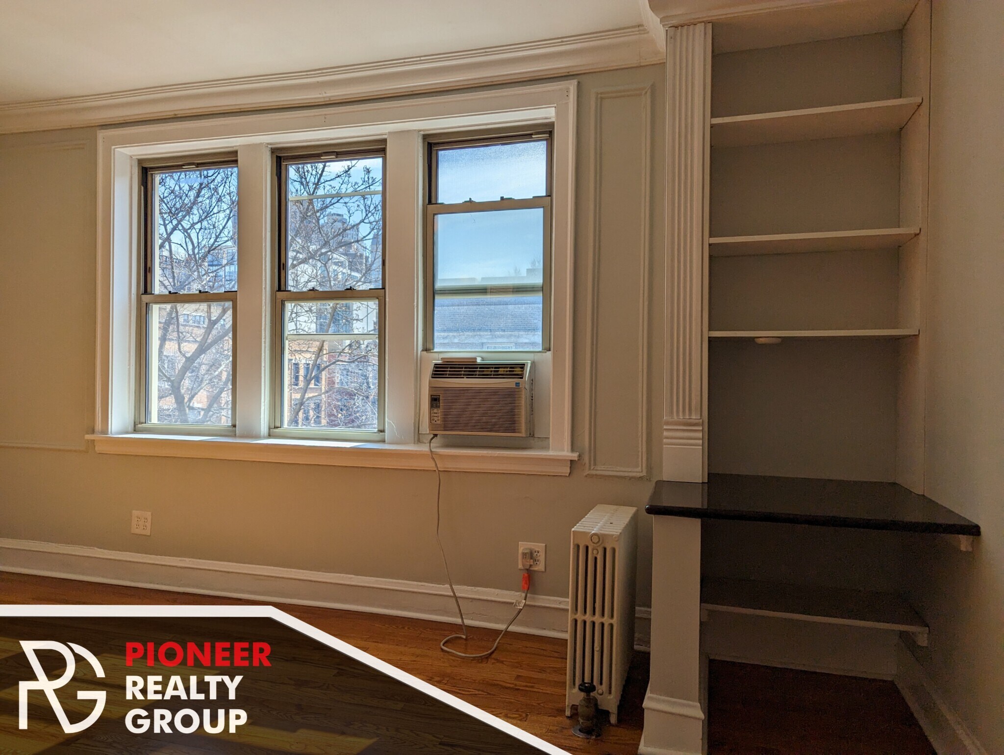 Building Photo - 546 W Surf St