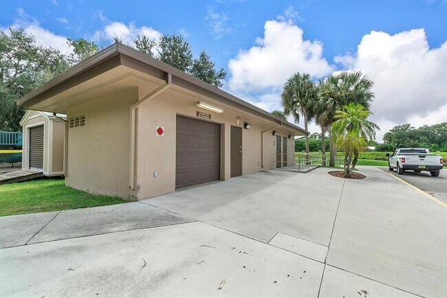 Building Photo - 2033 SW Villanova Rd