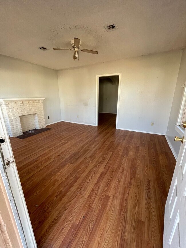 Building Photo - N J St. Duplex