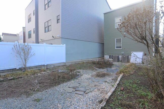 Building Photo - 106 Poplar St