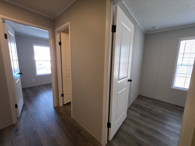 Building Photo - 1404 W Commodore Blvd