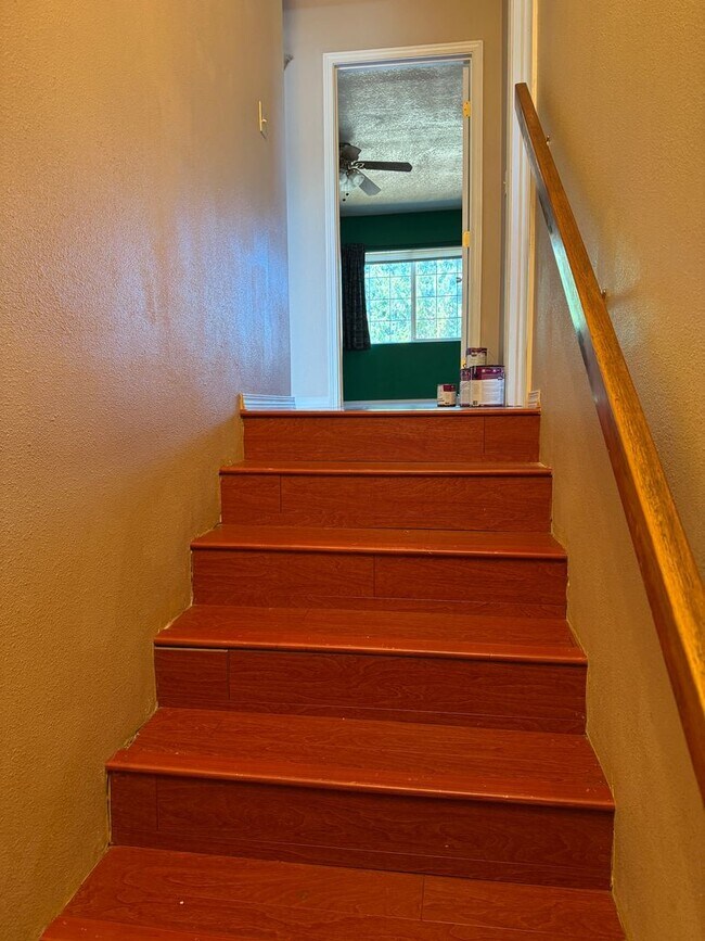 Building Photo - Unique, spacious 5-bdrm/3-bath Craftsman w...