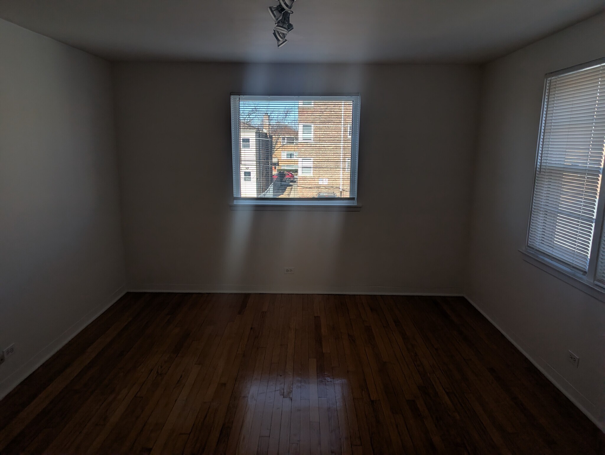 Building Photo - 2736 W Farragut Ave