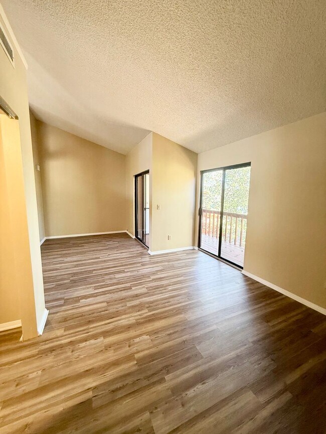 Building Photo - Remodeled!! Close to Shopping, VA Hospital and Hilaman Golf Course!