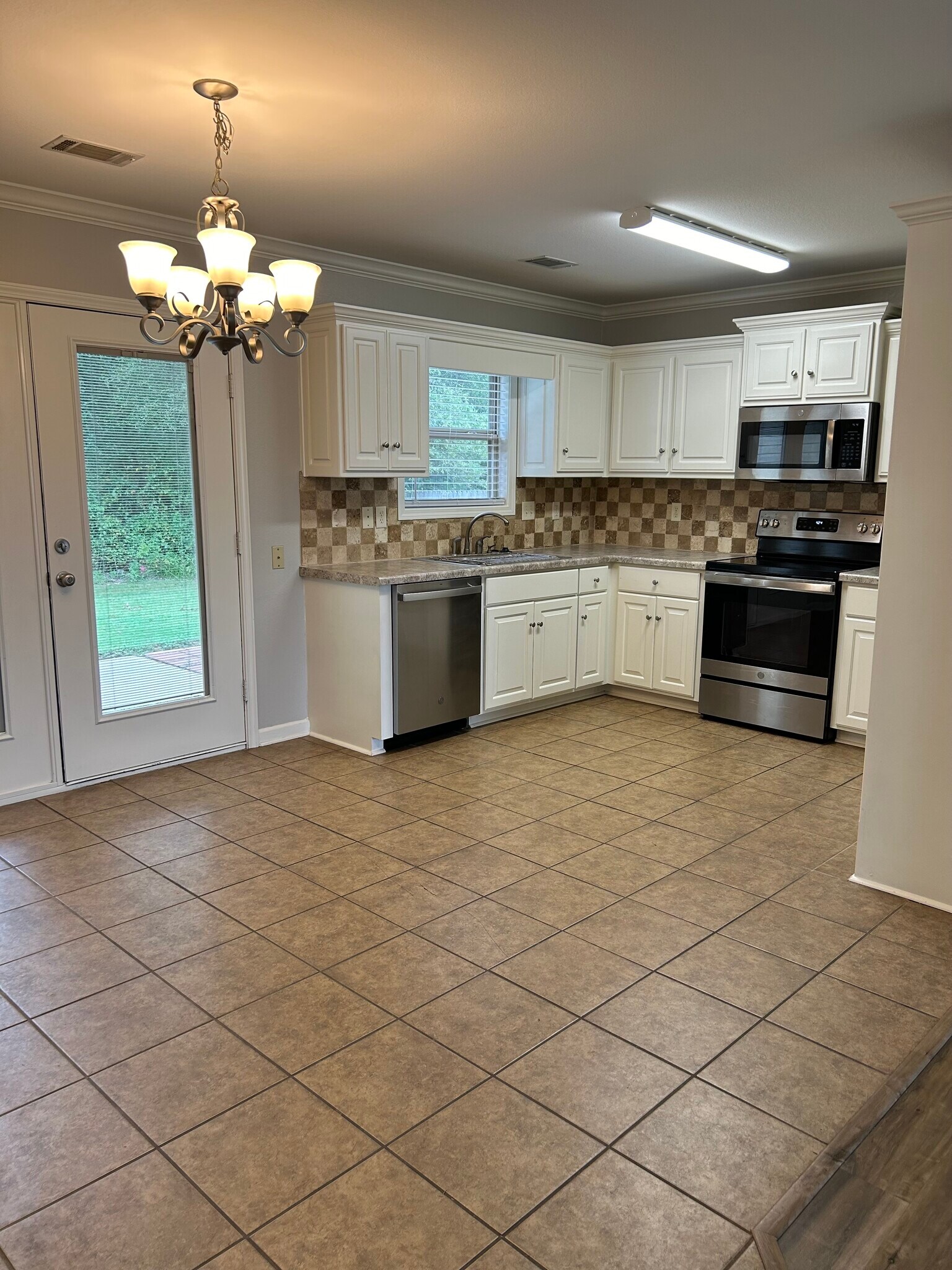 Building Photo - 267 Creek View Dr