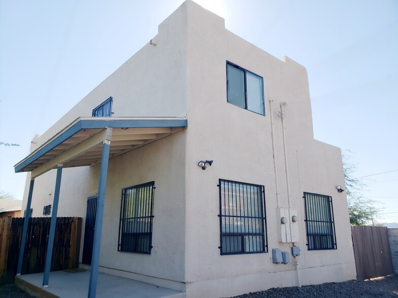 Building Photo - 221 E Elm St